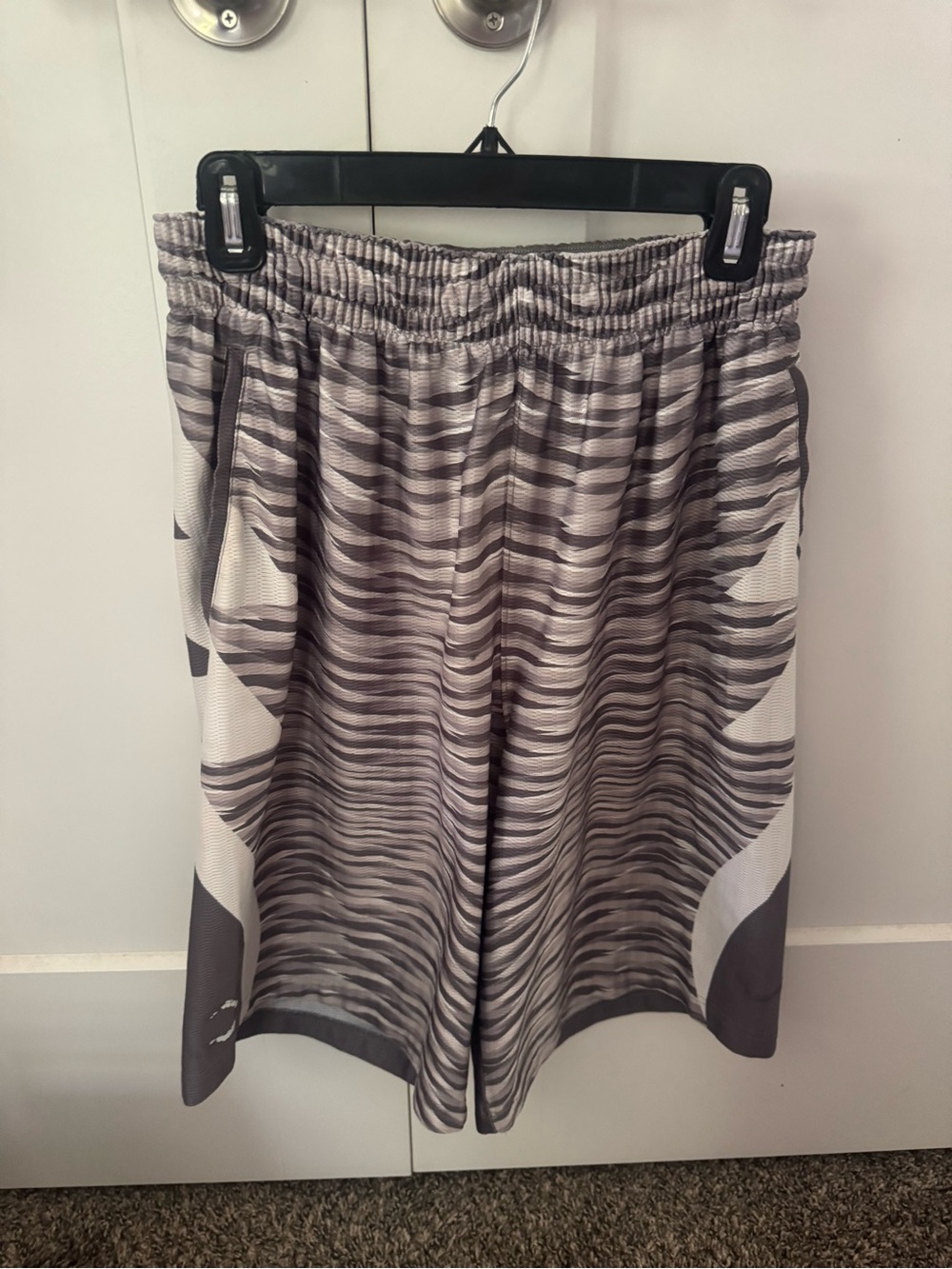 Nike Men's Gray Wave-Print Athletic Shorts